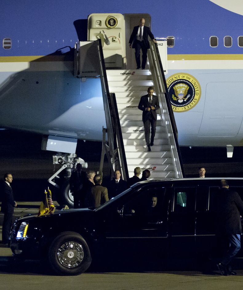 El presidente de Estados Unidos Barack Obama desciende del avi&oacute;n Air Force One en el aeropuerto de Zaventem en Bruselas, el martes 25 de mayo de 2014. (Foto de AP/Virginia Mayo)