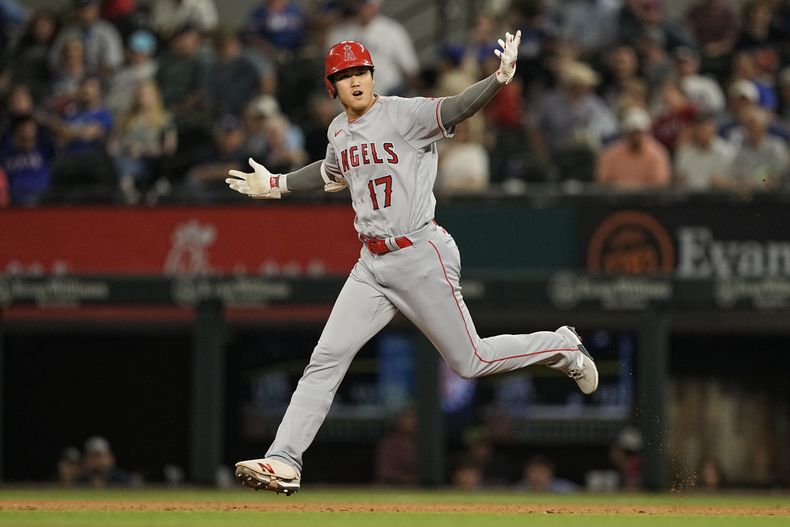 Shohei Ohtani de los Angelinos de Los Ángeles recorre las bases tras conectar un jonrón de dos carreras en la 12ma entrada del juego ante los Rangers de Texas el lunes 12 de junio del 2023.(AP Foto/Sam Hodde)