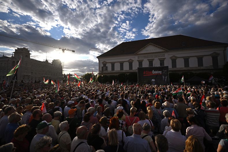 El expresidente húngaro Janos Ader, centro, habla durante la protesta organizada por Fidesz y KDNP contra la reforma de la Ley Básica, frente al Palacio Alexander en Budapest, Hungría, el jueves 9 de julio de 2026. (Tibor Illyes/MTI vía AP)