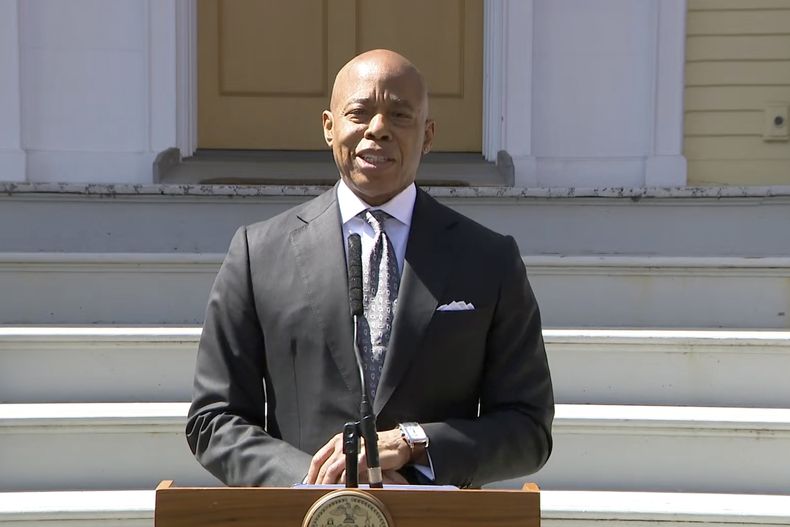 En esta imagen tomada de un video, el alcalde neoyorquino Eric Adams habla luego de que un juez federal desestimó su caso de corrupción, el miércoles 2 de abril de 2025, en Nueva York. (Oficina del alcalde de Nueva York vía AP)