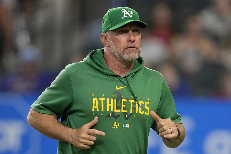 ARCHIVO - Foto dl 10 de septiembre del 2023, el mánager de los Atléticos de Oakland Mark Kotsay sale del dugout para revisar a un jugador lesionado en el encuentro ante los Rangers de Texas. El martes 7 de noviembre los Atléticos eligen la opción de contrato por Kotsay para el 2025. (AP Foto/Tony Gutierrez, Archivo)