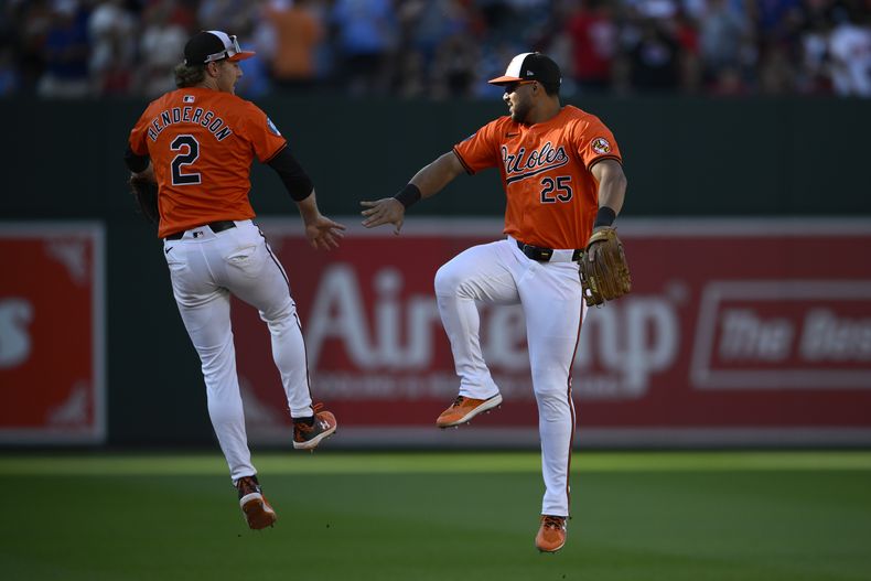El jardinero derecho de los Orioles de Baltimore Anthony Santander festeja con el campocorto Gunnar Henderson tras el triunfo ante los Filis de Filadelfia el sábado 15 de junio del 2024. (AP Foto/Nick Wass)