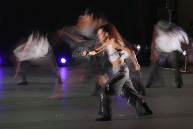 Bailarines ensayan en el Studio One de Abbey Road en Londres el jueves 27 de marzo de 2025. (Foto AP/Kin Cheung)