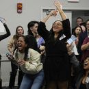Partidarios de la Cuestión 1 celebran mientras Rhiannon Carnes, directora ejecutiva de la campaña y de la Ohio Womens Alliance, habla en una fiesta electoral el 7 de noviembre de 2023 en Columbus Ohio. Los votantes de Ohio aprobaron la enmienda constitucional, que garantiza el derecho al aborto y otras formas de salud reproductiva. (AP Foto/Sue Ogrocki)