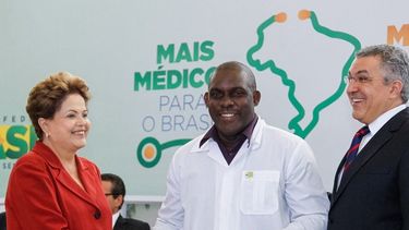 americateve | La fórmula utilizada con los cubanos es "francamente ilegal" y viola el código de contratación de la Organización Mundial de la Salud, consideran los fiscales brasileños.