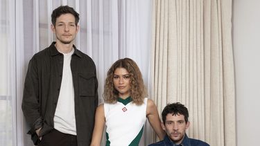 Mike Faist, de izquierda a derecha, Zendaya y Josh OConnor posan para promover Challengers el viernes 19 de abril de 2024, en Beverly Hills, California. (Foto Rebecca Cabage/Invision/AP)