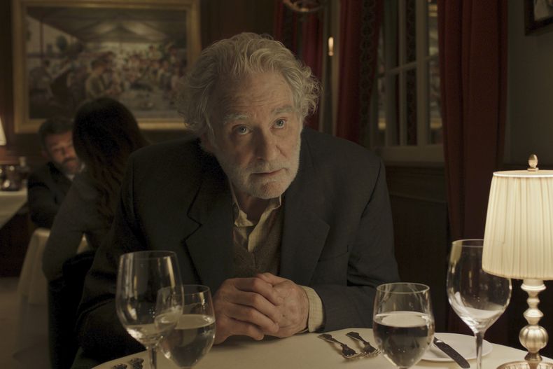Esta imagen publicada por Apple TV+ muestra a Kevin Kline en una escena de Disclaimer.(Apple TV+ vía AP)