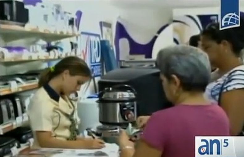 Cuba aumentó la cantidad de tiendas en divisas, que ahora pueden vender también en pesos cubanos. La medida se produce en medio del proceso del desmonte de la dualidad monetaria en la isla.