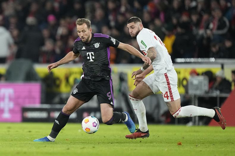 Harry Kane del Bayern Munich pelea por el balón con Julian Chabot del Colonia en el encuentro de la Bundesliga del viernes 24 de noviembre del 2023. (AP Foto/Martin Meissner)