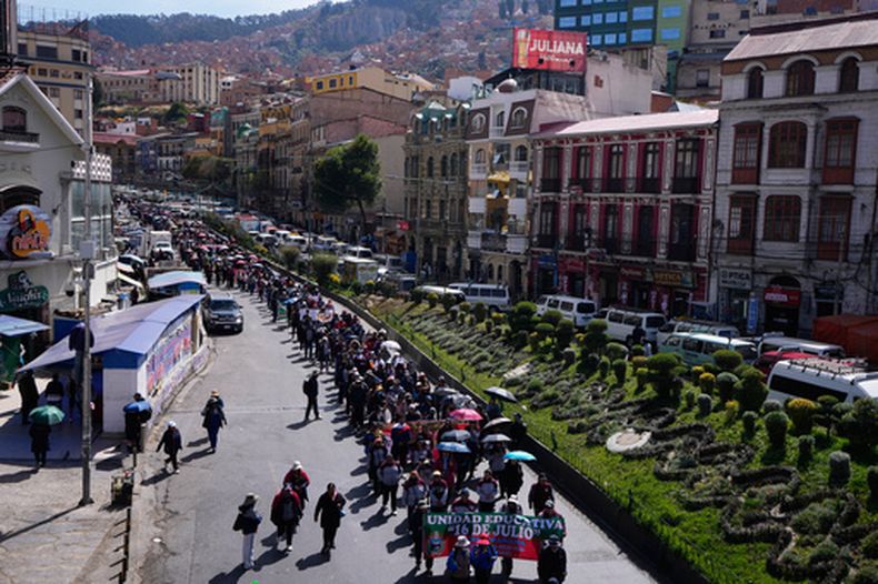 Maestros de la enseñanza pública se manifiestan para exigir un aumento salarial en La Paz, Bolivia, el lunes 11 de mayo de 2026. (Foto AP/Juan Karita)