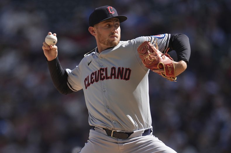 El abridor de los Guardianes de Cleveland Tanner Bibee lanza en la primera entrada del juego ante Mellizos de Minnesota el jueves 4 de abril del 2024. (AP Foto/Abbie Parr)