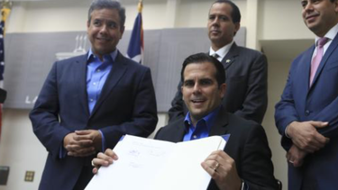 El gobernador Ricardo Rosselló firmó ayer la medida que crea la Ley del Nuevo Gobierno de Puerto Rico, que pretende consolidar agencias en busca de un gobierno más eficiente y económico