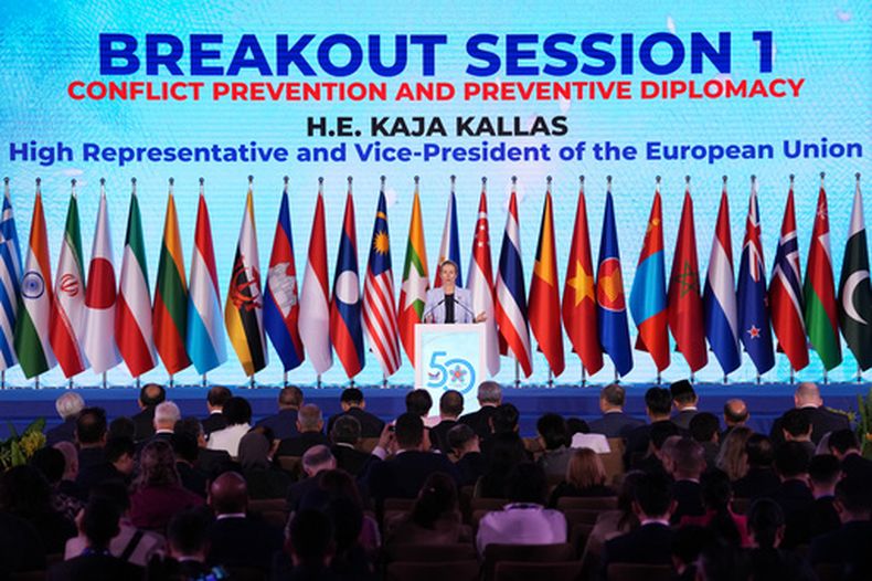 La vicepresidenta de la Comisión Europea, Kaja Kallas, ofrece un discurso durante la sesión plenaria de clausura de la Conferencia de Alto Nivel de las Altas Partes Contratantes del Tratado de Amistad y Cooperación en el Sudeste Asiático, en el marco de la reunión de ministros de Relaciones Exteriores de la ASEAN, el viernes 24 de julio de 2026, en la ciudad de Pasay, Gran Manila, Filipinas. (Foto AP/Aaron Favila)
