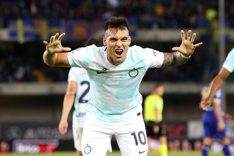 Lautaro Martinez celebra tras anotar un gol para el Inter de Milán en el partido contra Hellas Verona por la Serie A italiana, el miércoles 3 de mayo de 2023, en Verona. (Paola Garbuio/LaPresse vía AP)
