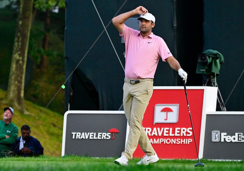 Scottie Scheffler reacciona a su tiro de salida en el hoyo 18 durante la ronda final del torneo de golf Travelers Championship en el campo TPC River Highlands, el domingo 28 de junio de 2026, en Cromwell, Connecticut. (AP Foto/Jessica Hill)