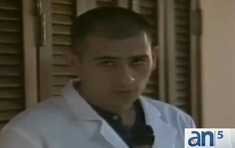 Un médico cubano se contagia de Ébola en Sierra Leona y será atendido en Suiza. Este médico a su vez tiene un polémico pasado con disidentes en Cuba.