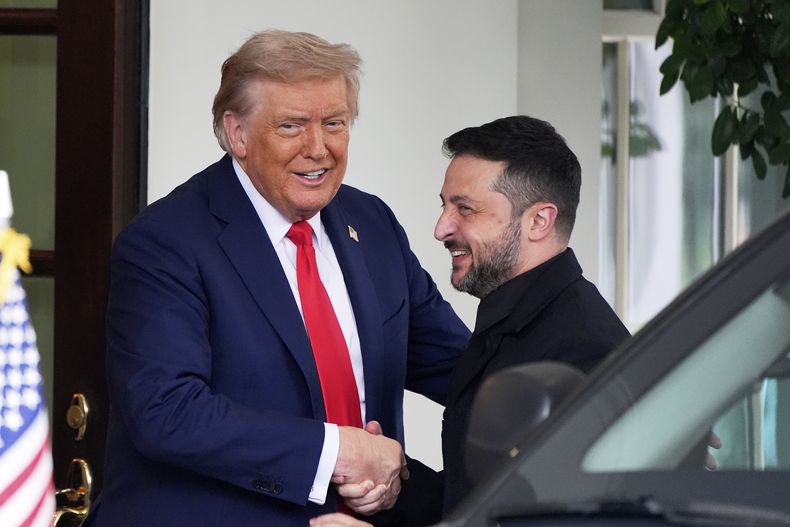 El presidente Donald Trump, a la izquierda, recibe a su homólogo ucraniano Volodymyr Zelenskyy en su llegada a la Casa Blanca, el lunes 18 de agosto de 2025, en Washington. (AP Foto/Alex Brandon)