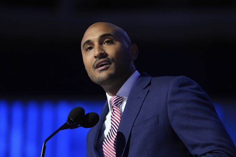 Shomari Figures, quien se postula para el 2do distrito legislativo de Alabama, habla durante la Convención Nacional Demócrata, el 22 de agosto de 2024, en Chicago. (AP Foto/Paul Sancya, Archivo)