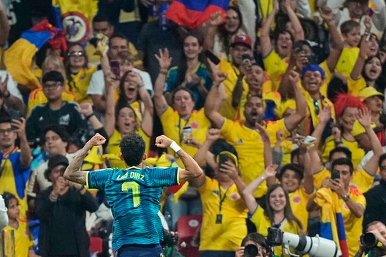 El colombiano Luis Díaz celebra después de anotar el segundo gol de Colombia en el partido ante Uzbekistán por el Grupo K del Mundial, el miércoles 17 de junio de 2026, en Ciudad de México. (AP Foto/Natacha Pisarenko)