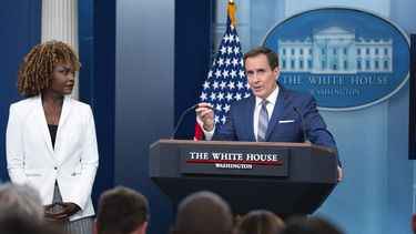 El portavoz de seguridad nacional de Estados Unidos, John Kirby, habla durante una rueda de prensa acompañado por la secretaria de prensa de la Casa Blanca, Karine Jean-Pierre, el lunes 17 de junio de 2024, en Washington. (AP Foto/Evan Vucci)