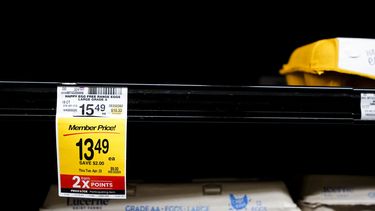 Un anaquel con algunas cajas de huevo en una tienda en Safeway, el 27 de enero de 2025, en Seattle. (AP Foto/Lindsey Wasson)