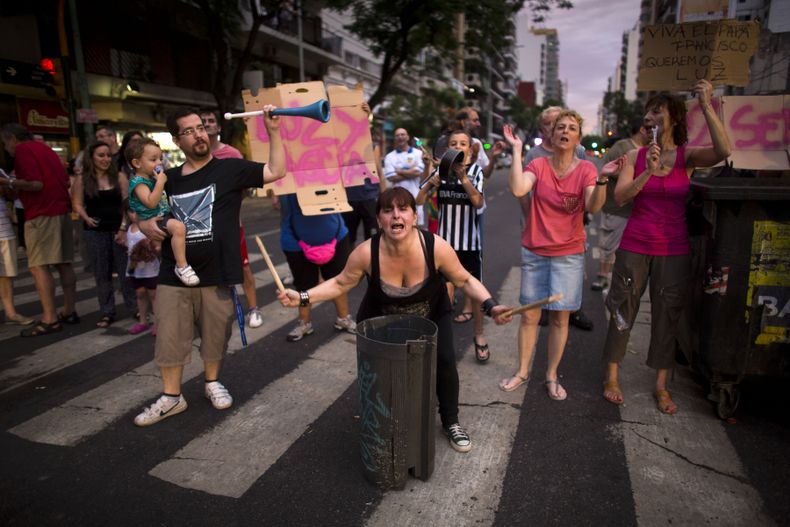 Personas que han sufrido los cortes de electricidad en Argentina durante casi dos semanas protestan cerrando el tr&aacute;nsito en una calle de Buenos Aires el jueves 26 de diciembre de 2013. Las interrupciones al servicio el&eacute;ctrico en medio de una