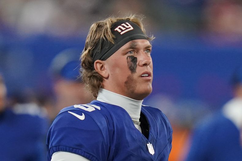 ARCHIVO - Jaxson Dart, quarterback de los Giants de Nueva York, observa el partido del domingo 21 de septiembre de 2025, ante los Chiefs de Kansas City (AP Foto/Vera Nieuwenhuis, archivo)