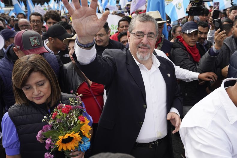 El presidente electo Bernardo Arévalo, en el centro, encabeza una marcha en protesta por la interferencia judicial en las elecciones que ganó en agosto en la Ciudad de Guatemala, el jueves 7 de diciembre de 2023. (AP Foto/Moisés Castillo)