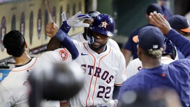 Jason Heyward, de los Astros de Houston, festeja en la cueva luego de conectar un jonrón de dos carreras en el duelo del martes 24 de septiembre de 2024, ante los Marineros de Seattle (AP Foto/Michael Wyke)