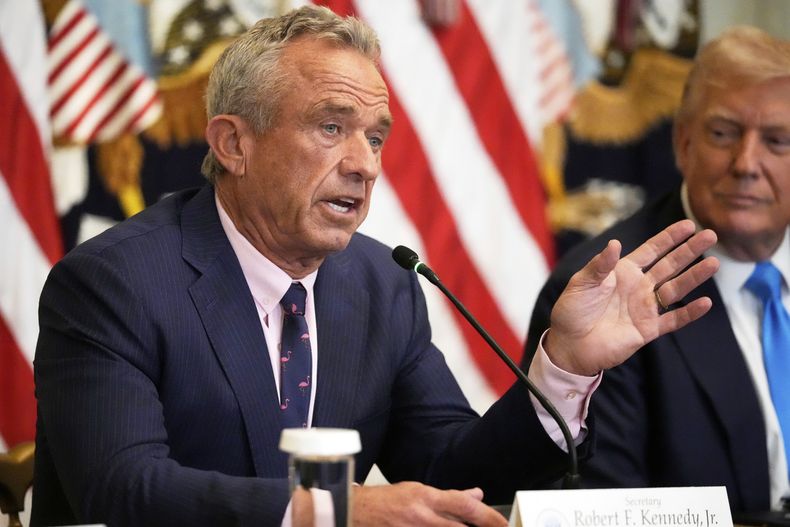 El secretario de Salud y Servicios Humanos (HHS, por sus siglas en inglés), Robert F. Kennedy Jr., habla en la Casa Blanca, en Washington, el miércoles 30 de julio de 2025, mientras el presidente Donald Trump lo escucha, en un evento para promover su propuesta de mejorar el acceso de los estadounidenses a sus registros médicos. (AP Foto/Mark Schiefelbein)