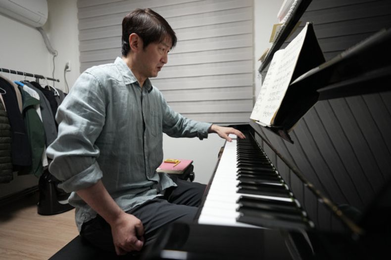 El pianista surcoreano Lee Hun muestra como tocar el piano después de realizar una entrevista, el miércoles 8 de abril de 2026, en Seúl, Corea del Sur. (AP Foto/Lee Jin-man)