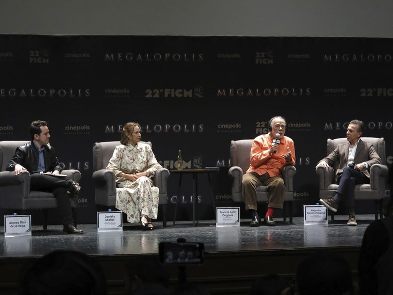 El director Francis Ford Coppola, segundo a la derecha, participa en una conferencia de prensa sobre su película Megalópolis en el Festival de Cine de Morelia, flanqueado, desde la izquierda, por el crítico de cine Alejandro Díaz de la Vega, la directora del festival Daniela Michel y el presidente del festival, Alejandro Ramírez, en una conferencia de prensa sobre su película Megalópolis en el Festival de Cine de Morelia en Morelia, México, el martes 22 de octubre de 2024.(Foto AP/Berenice Bautista)