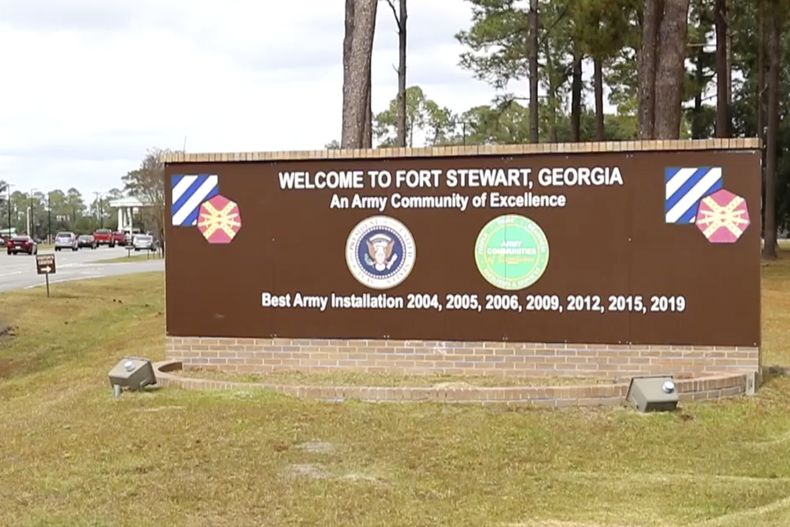 Foto tomada de video difundido por el Ejército de Estados Unidos que muestra la entrada del Fuerte Stewart en Georgia el 18 de noviembre del 2021. (Sargento Daniel Guerrero/Ejército de Estados Unidos via AP)