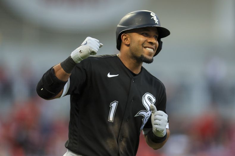El venezolano Elvis Andrus, de los Medias Blancas de Chicago, festeja luego de conectar un jonrón de tres carreras ante los Rojos de Cincinnati, el viernes 5 de mayo de 2023 (AP Foto/Aaron Doster)