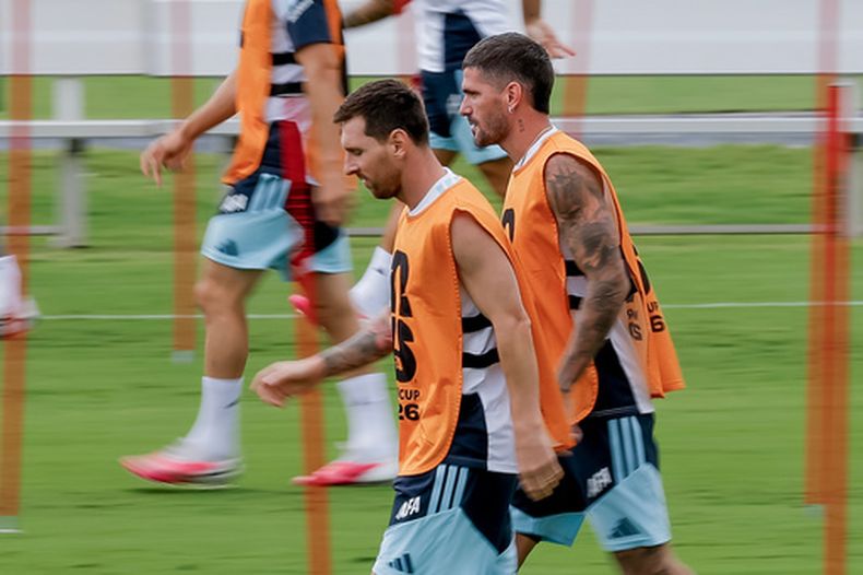 Lionel Messi y Rodrigo de Paul entrenan con la selección de Argentina el martes 14 de julo de 2026 en Marietta, Georgia (AP Foto/Erik S. Lesser)