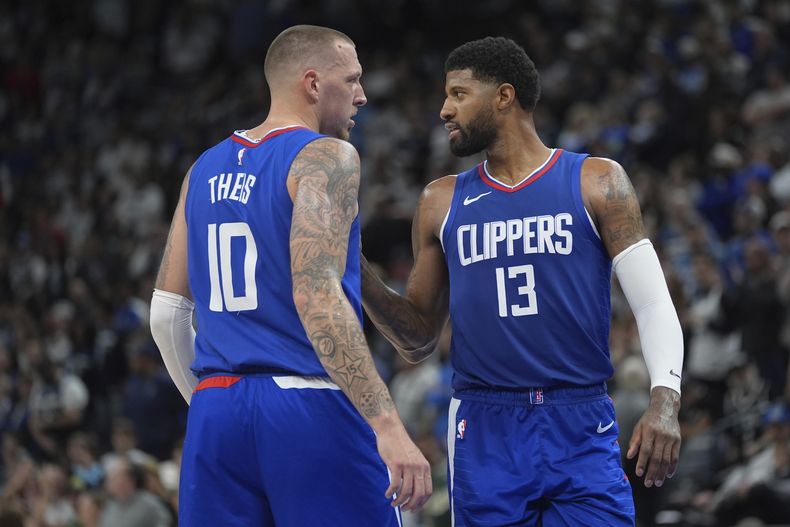 El centro de los Clippers de Los Ángeles Daniel Theis (10) Los Angeles Clippers center Daniel Theis (10), y el escolta Paul George (13) conversan durante la segunda mitad del juego de baloncesto de la NBA, ante los Timberwolves de Minnesota, el domingo 3 de marzo de 2024, en Mineápolis. (AP Foto/Abbie Parr)