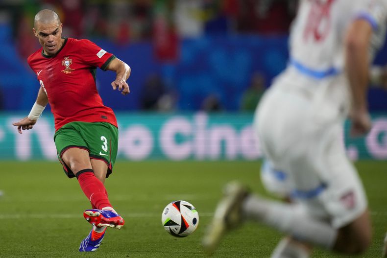 El zaguero portugués Pepe patea el balón durante el partido contra la República Checa, el martes 18 de junio de 2023, en Leipzig, Alemania. (AP Foto/Petr Josek)