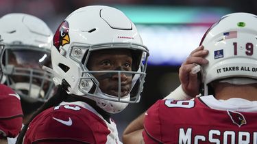 ARCHIVO - Foto del 18 de diciembre del 2022, el receptor de los Cardinals de Arizona DeAndre Hopkins frente a los Broncos de Denver. El viernes 26 de mayo del 2023, los Cardinals dejan ir a Hopkins. (AP Foto/Bart Young, Archivo)