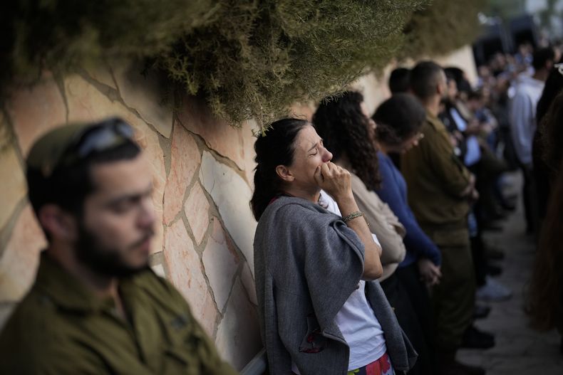 Dolientes se lamentan durante el funeral del soldado israelí Benjamin Loeb, quien también tenía nacionalidad francesa, el martes 10 de octubre de 2023, en Jerusalén. Loeb murió el sábado cuando miembros de Hamas llevaron a cabo un ataque sin precedentes contra distintos puntos de Israel. (AP Foto/Francisco Seco)