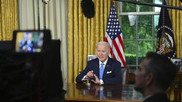 El presidente Joe Biden habla ante la nación sobre el acuerdo presupuestal que eleva el tope del endeudamiento federal y evita una mora de pagos del gobierno de Estados Unidos, el viernes 2 de junio de 2023, desde la Oficina Oval de la Casa Blanca, en Washington. (Jim Watson/Foto compartida vía AP)