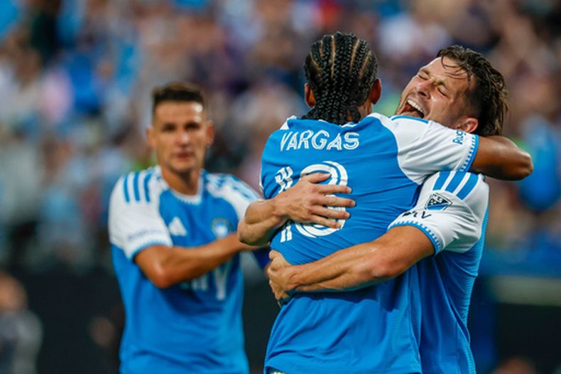 Brandt Bronico (derecha) abraza al colombiano Kerwin Vargas, su compañero en Charlotte, durante el partido de la MLS, ante Toronto, el sábado 16 de mayo de 2026 (AP Foto/Nell Redmond)