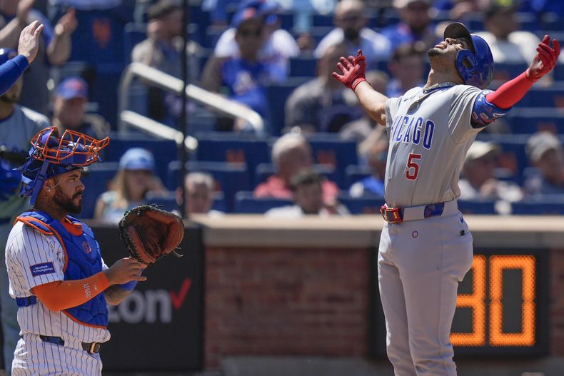 Omar Narváez, cátcher venezolano de los Mets de Nueva York, observa mientras el dominicano Christopher Morel, de los Cachorros de Chicago, festeja su jonrón de tres carreras, el jueves 2 de mayo de 2024 (AP Foto/Seth Wenig)