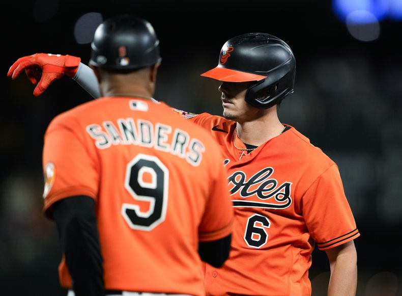 Ryan Mountcastle, de los Orioles de Baltimore, festeja luego de batear un sencillo productor en la décima entrada ante los Marineros de Seattle, el sábado 12 de agosto de 2023 (AP Foto/Lindsey Wasson)