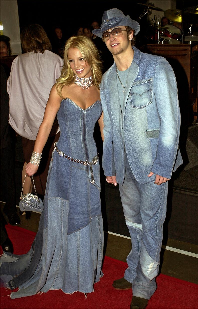 ARCHIVO- Britney Spears, izquierda, y Justin Timberlake llegan a la 28a entrega anual de los American Music Awards en Los Ángeles el 8 de enero de 2001. El libro de memorias de Spears The Woman in Me será publicado el 24 de octubre. (Foto AP/Mark J. Terrill, archivo)