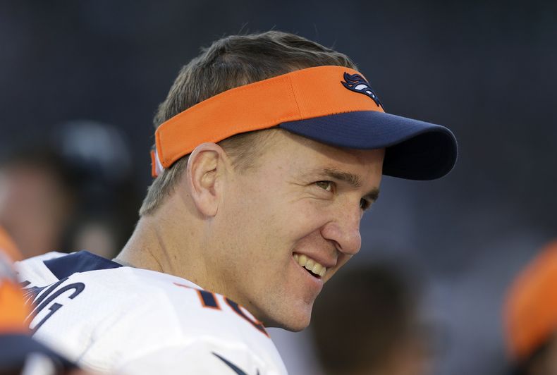 Peyton Manning, quarterback de los Broncos de Denver, sonr&iacute;e durante el &uacute;ltimo juego de la temporada regular en Oakland, California, el 29 de diciembre de 2013. El marsical de campo fue el &uacute;nico jugador seleccionado en forma un&aacute