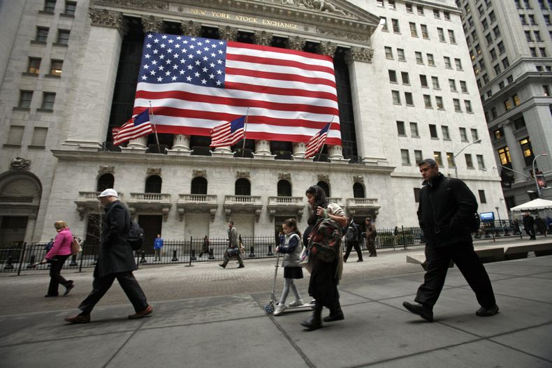 Personas caminan frente a la Bolsa de Valores de Nueva York en esta fotograf&iacute;a de archivo del lunes 9 de marzo de 2009. (Foto AP/Mark Lennihan)