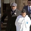 El sospechoso Sebastián Zapeta, según lo identificó la policía, enfrenta cargos de homicidio e incendio provocado en la ciudad de Nueva York por presuntamente prenderle fuego a una mujer dentro de un tren del metro y luego verla morir, según dijeron fuentes policiales el lunes 23 de diciembre de 2024, en Nueva York. Zapeta aparece al centro, en primer plano. (WABC-TV vía AP)