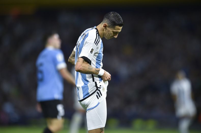 Ángel di María, de la selección de Argentina, se lamenta durante el partido de la eliminatoria al Mundial ante Uruguay, el jueves 16 de noviembre de 2023, en Buenos Aires (AP Foto/Gustavo Garello)