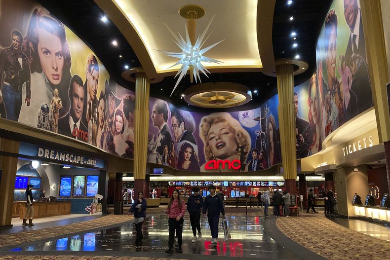 ARCHIVO - La gente camina en un teatro AMC en Paramus, Nueva Jersey, el lunes 13 de marzo de 2023. (Foto AP/Ted Shaffrey, archivo)