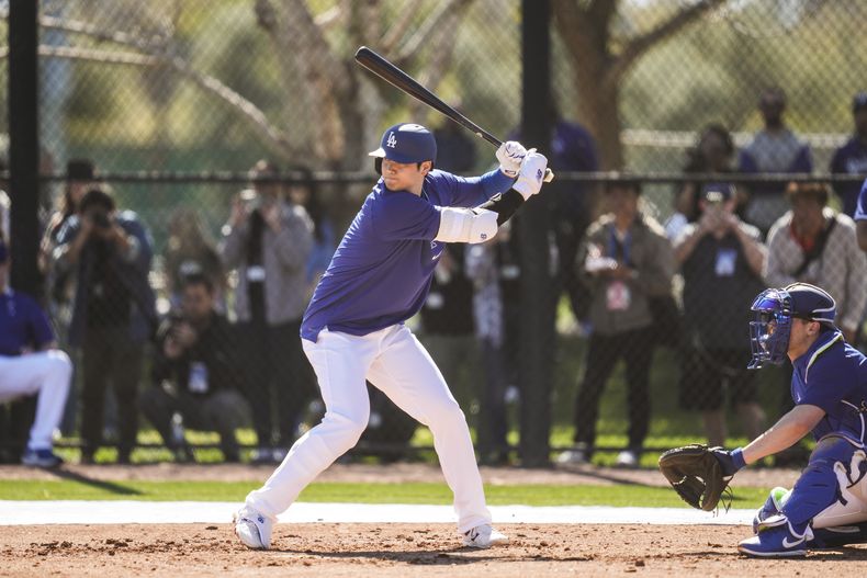 El bateador designado de los Dodgers de Los Ángeles Shohei Ohtani participa en una práctica de bateo durante los entrenamientos de primavera en Camelback Ranch en Phoenix, Arizona el lunes 19 de febrero del 2024. (AP Foto/Ashley Landis)